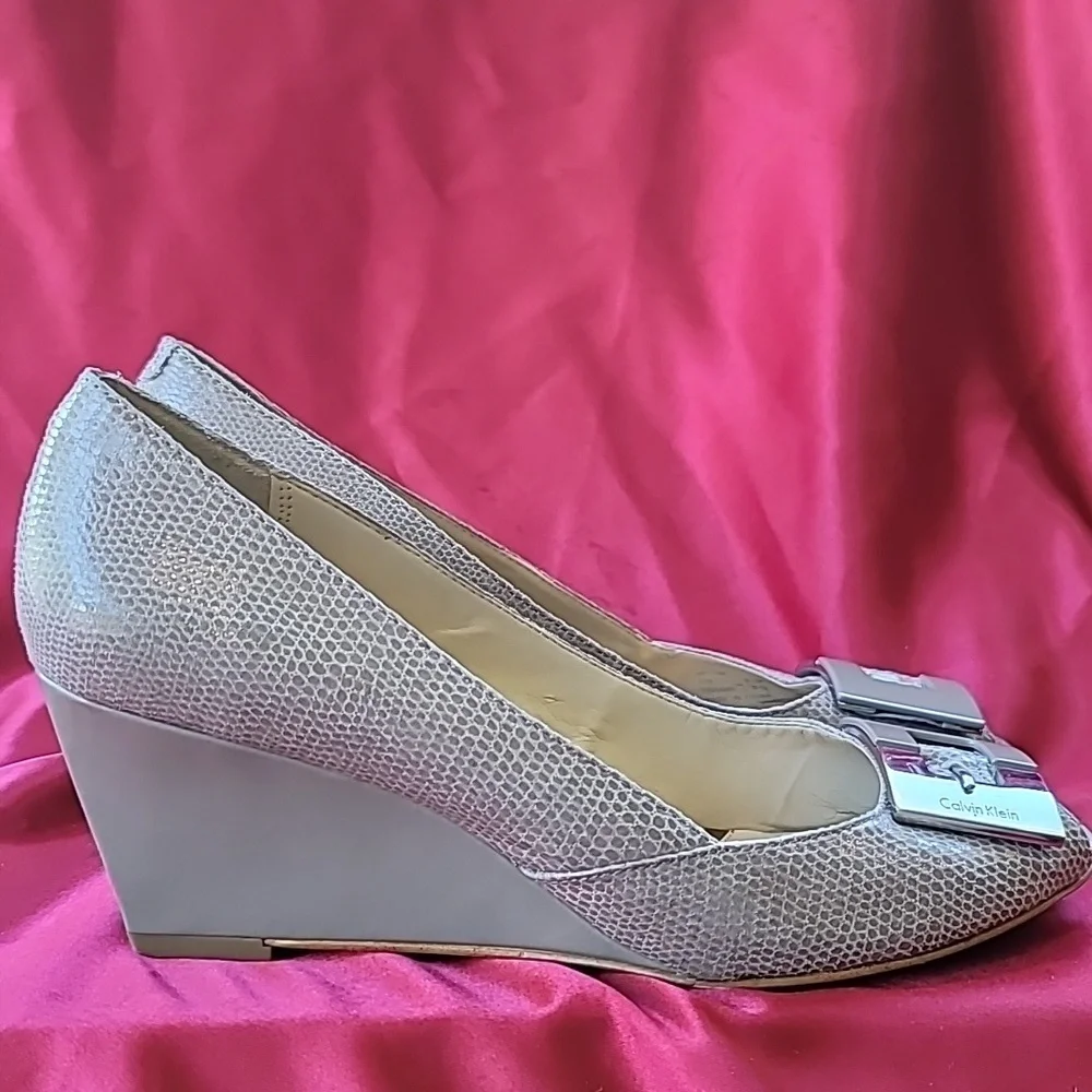 CALVIN KLEIN sz8.5 SUE Neutral Wedge pump peeptoe patent w snake detail